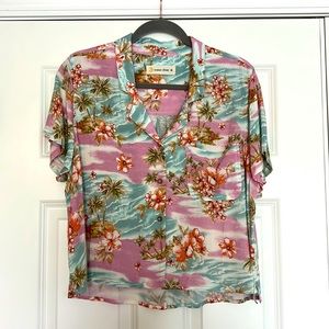 Ocean Drive Short Sleeve Button-Up Top. Pink & Turquoise Hawaiian print. Size M.